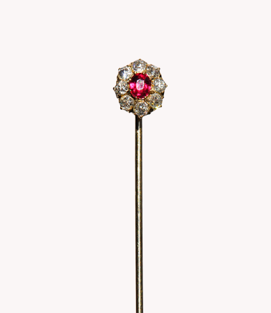 Yellow gold tie pin with diamonds & spinel, from around 1900 | Statement Jewels