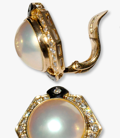 Yellow gold, diamond and mabe pearl earclips | Statement Jewels