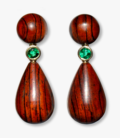 Yellow gold, cocobolo wood & emerald T.A.C. earrings | Statement Jewels